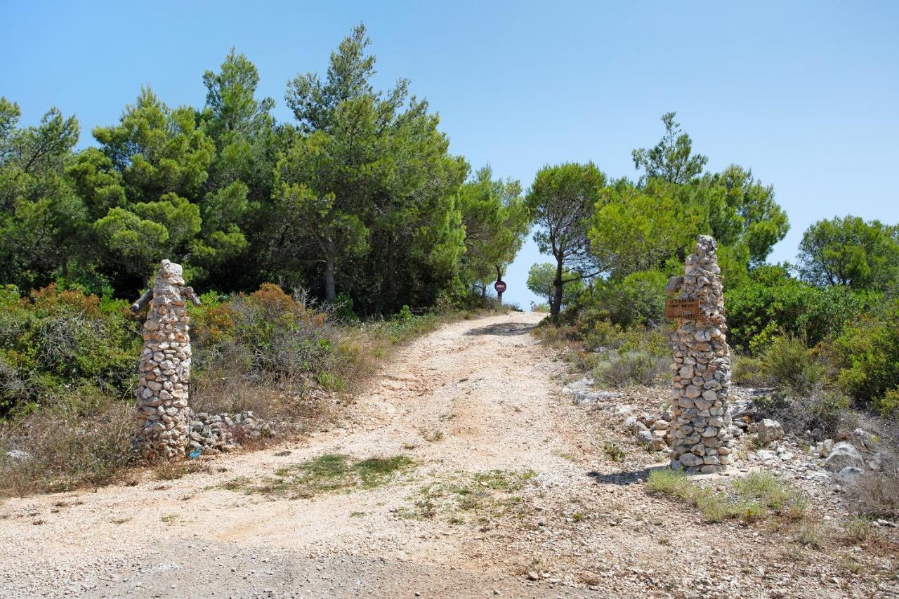 Lithahiro Stone House * Keri