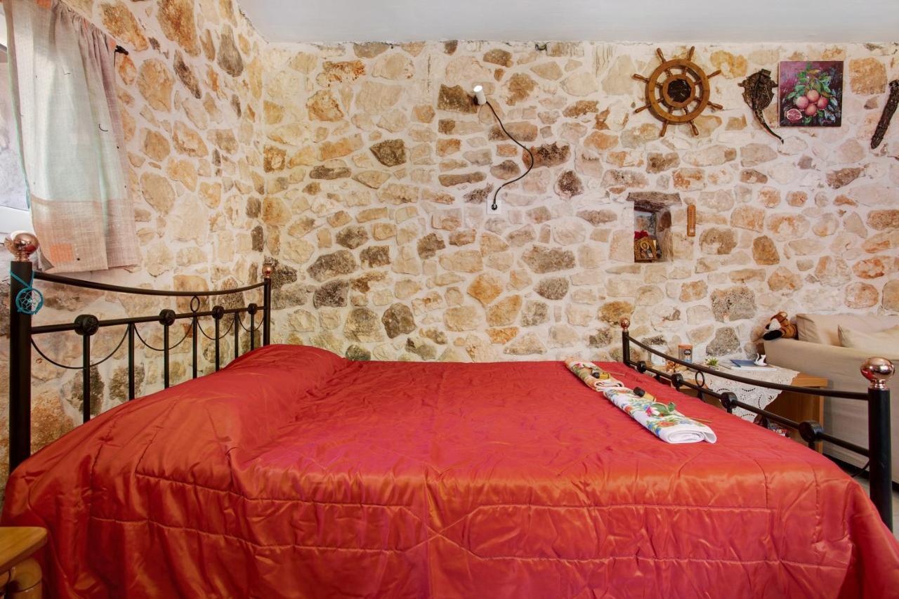 Lithahiro Stone House Ferienhaus