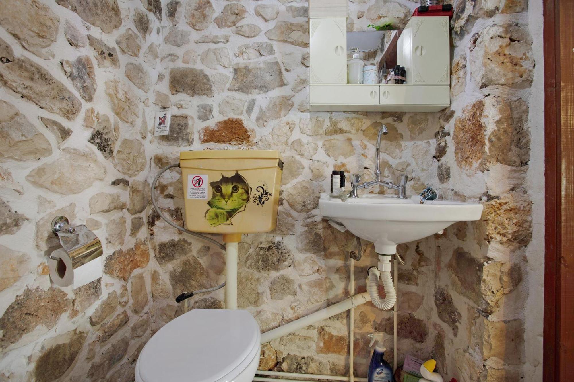 Lithahiro Stone House *