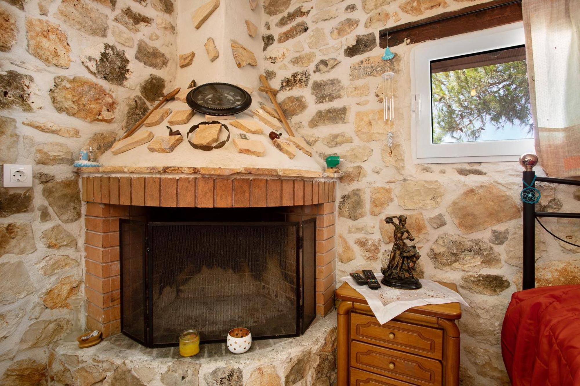 Lithahiro Stone House * Keri